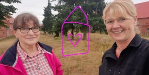 Astrid und ich 2022 vor unserem Grundstück