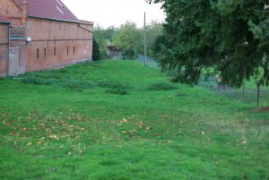 Unser Grundstück von der Straße aus gesehen